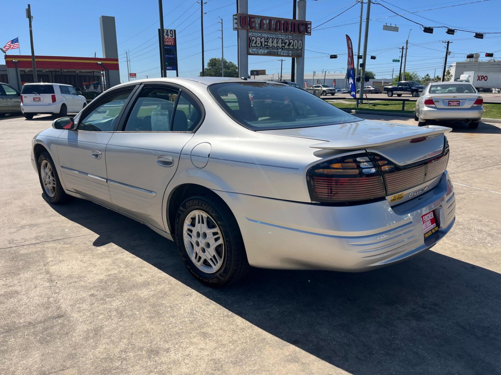 2005 SILVER /gray Pontiac Bonneville SE (1G2HX52K45U) with an 3.8L V6 OHV 12V engine, 4-Speed Automatic Overdrive transmission, located at 14700 Tomball Parkway 249, Houston, TX, 77086, (281) 444-2200, 29.928619, -95.504074 - Photo #4